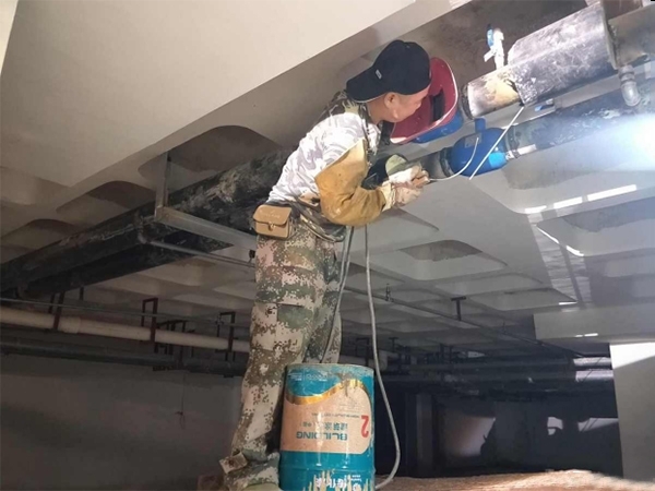 當供熱管道或暖氣片漏水時(shí)，應采取哪些措施？